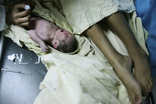 Tegucigalpa, Honduras: A baby is vaccinated in Escuela hospital