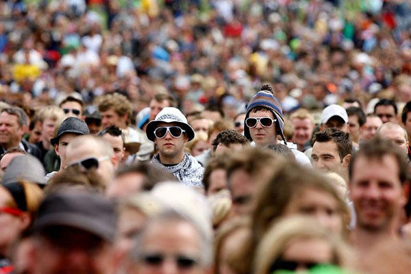 Glastonbury, UK: Festival goers watch Kate Nash