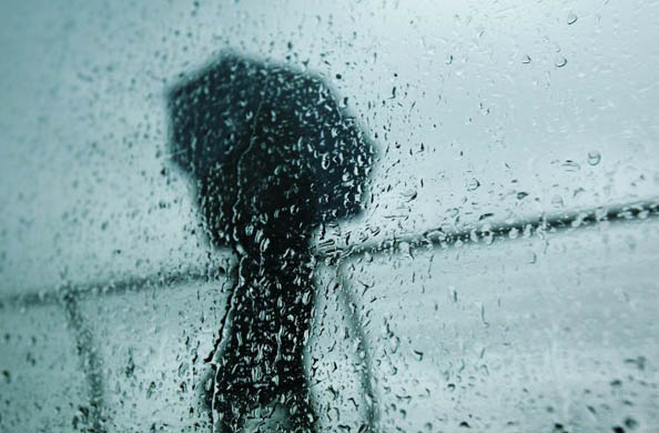 London: Commuters on Millennium bridge