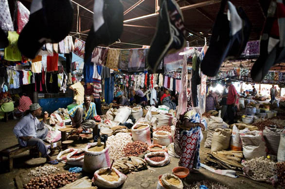 Mutsamudu, Anjouan: People shop in the market
