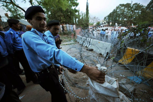 Policemen remove barbed wires and barricades near the residence of deposed Pakistani Supreme Court Chief Justice Iftikhar Muhammad Chaudhry