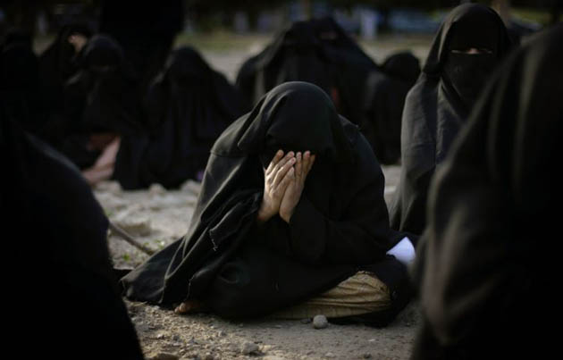 Islamabad, Pakistan: Religious students pray after a demonstration calling for the release of the the cleric of Lal Masjid mosque