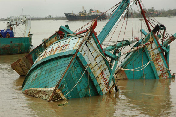 Cyclone Nargis hits Burma