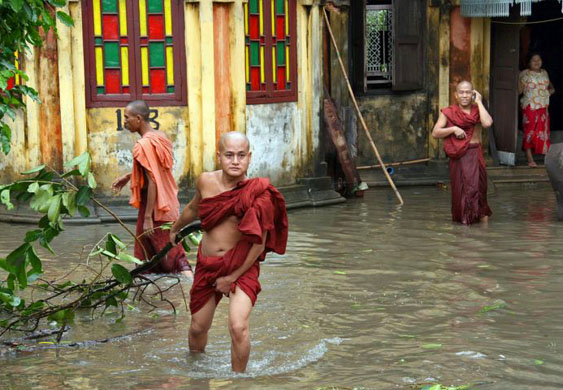 Cyclone Nargis hits Burma