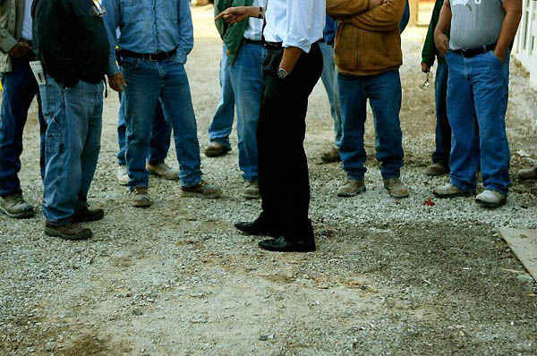 Evansville, US: Barack Obama talks to construction workers