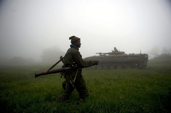 Tongo, Democratic Republic of Congo: A soldier during a break caused by fog while fighting against rebels in the Mulindi Mountains