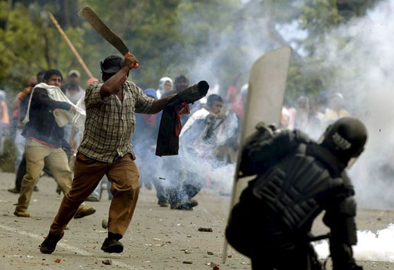 Colombia: Cane cutters demanding better working conditions clash with police during a block of the highway between Cali and Candelaria