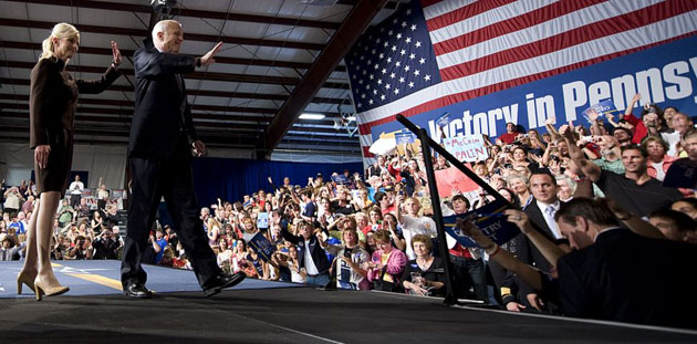 Downingtown, US: John McCain and his wife Cindygreet supporters during a rally