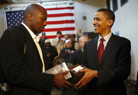 Obama hands over a statue to Reggie 