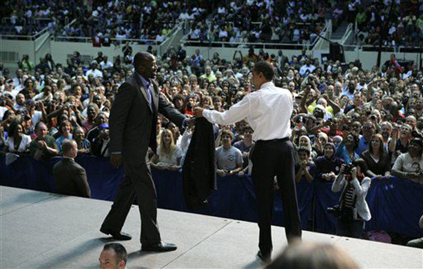 Obama hands his jacket to Reggie 