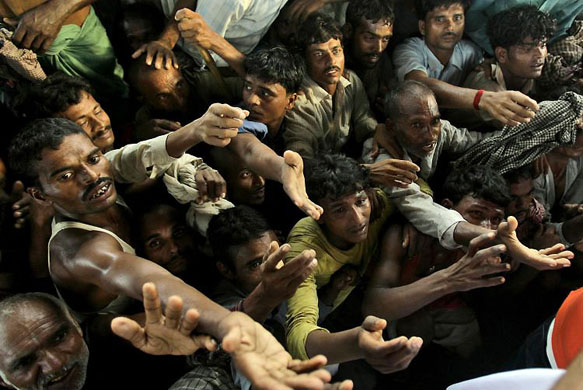 Patna, India: Flood victims jostle to get relief goods