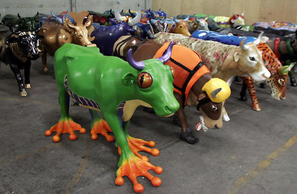 San Jose, Costa Rica: Fiberglass cows that were part of a 'Cow Parade' exhibit 