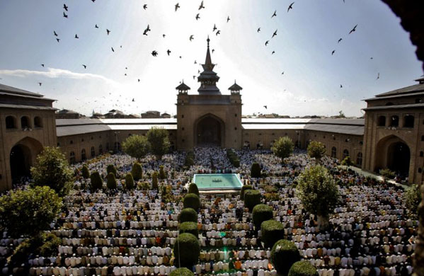 Srinagar, India: Thousands of Kashmiri muslims offer prayers on the last Friday of the holy month of Ramadan