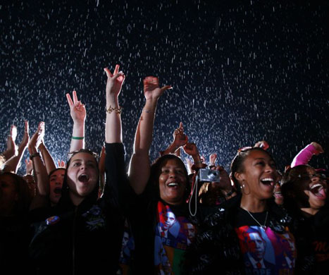 Fredericksburg, US: Supporters of Barack Obama cheer during a campaign rally at the University of Mary Washington