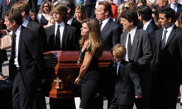 Family members including Arnold Schwarzenegger and Maria Shriver carry the coffin of Eunice Kennedy Shriver