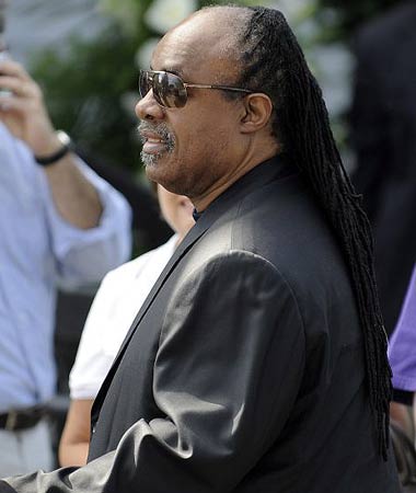 US singer Stevie Wonder arrives for Kennedy Shriver's funeral