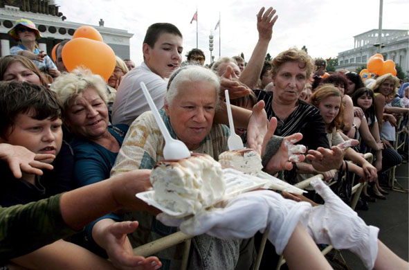 Muscovites scramble for free ice-cream