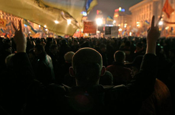 Supporters of Viktor Yushchenko gather in Independence Square