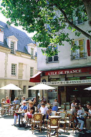 An outdoor cafe in Paris