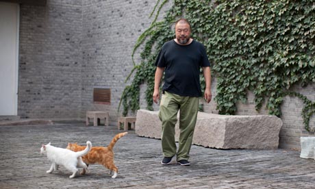 Artist Ai Weiwei in his B 007 译者 | 《卫报》：艾未未 