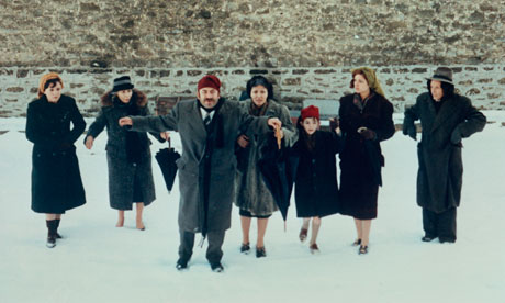 A scene from The Travelling Players (1975)