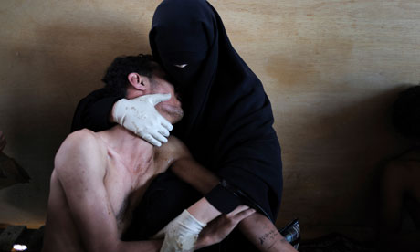 Samuel Aranda’s award-winning photograph of a Yemeni mother cradling her injured son