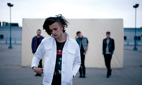 Matt-Healy-with-his-band--010.jpg