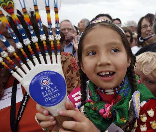  A young supporter tries to get a look at Democratic presidential hopeful, Sen. Barack Obama, D-Ill., arriving at a rally in Crow Agency, Mont., Monday, May 19, 2008