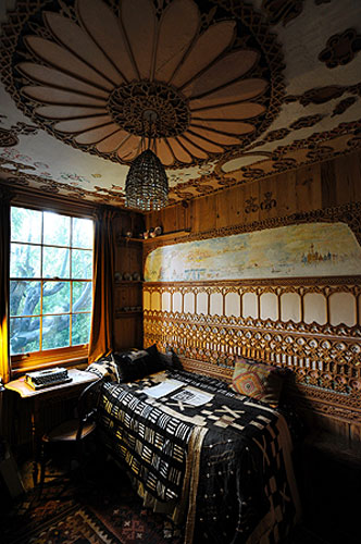 Gallery Khadambi Asalche's home: Khadambi Asalche's home: window