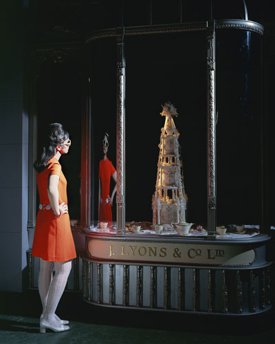 Tom Hunter: Woman and teashop, Tom Hunter, Museum of London