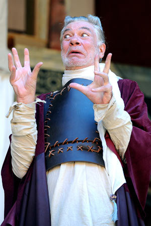 Matthew Kelly as Pandarus in Troilus and Cressida at the Globe