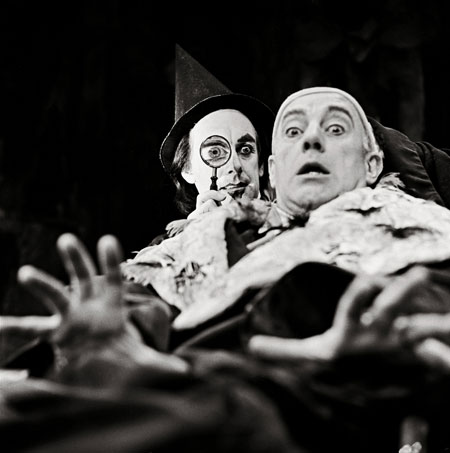 Public faces: Graham Crowden and Alec Guiness in Eugene Ionesco's Exit the King, 1963