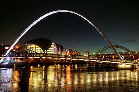 New Labour buildings: The Sage and Winking Eye pedestrian bridge, Gateshead