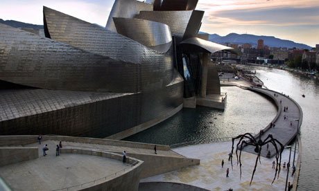 Maman (1999), exhibited outside the Guggenheim Museum in Bilbao.