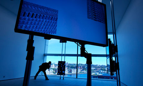Instalaciones de Hilary Lloyd torre de bloques 2001 y 2011 de la Luna en la feria premio Turner en Gateshead
