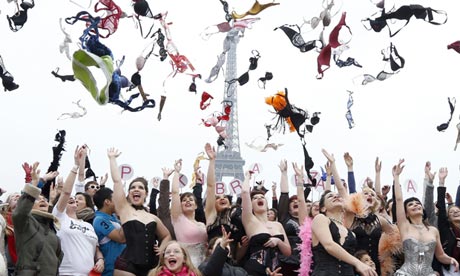 Bras being flung in the air in Paris