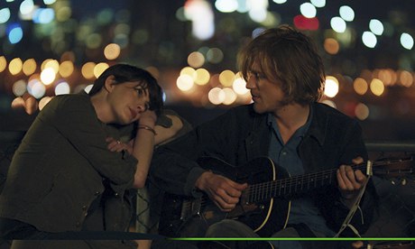 Anne Hathaway and Johnny Flynn in Song One.