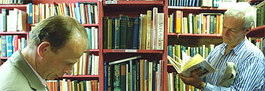 Jon Snow and Andrew Marr choosing books at the Hay festival