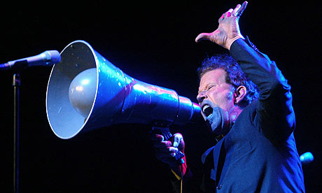 Tom Waits in concert (megaphone)