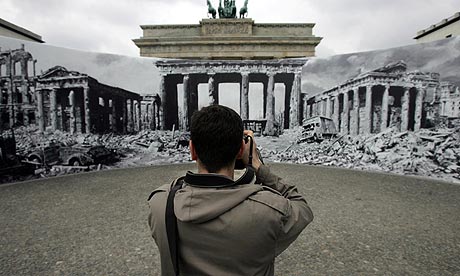 Photographing a picture of a panoramic drawing of the destroyed Brandenburg Gate