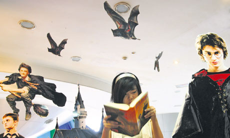 Chinese fans flock to bookstores for Harry Potter In Nanjing