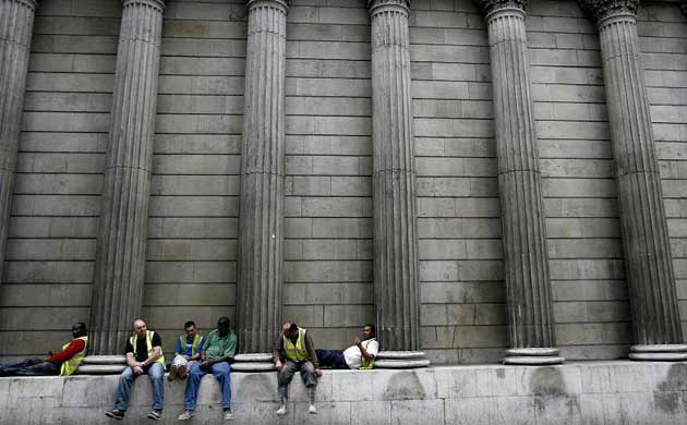 Construction workers outside the Bank of England