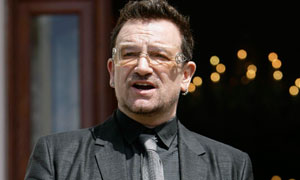Bono-speaks-to-journalist-005.jpg