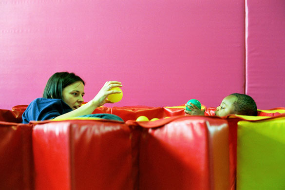 Gallery How to play : Mother playing with child in ball pen