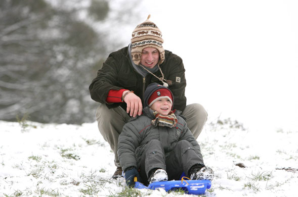 Gallery How to play : A father with his son playing on sledge