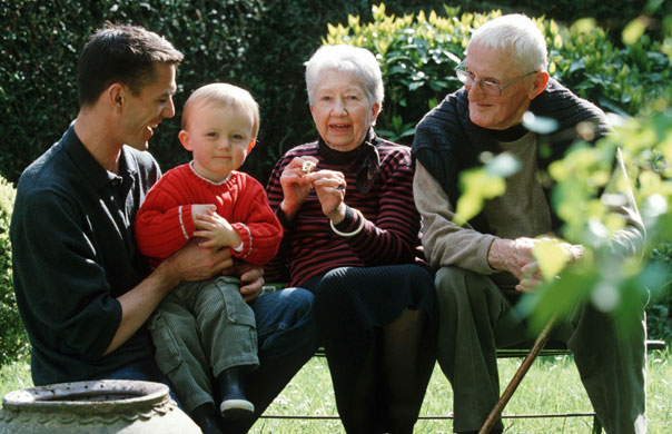 Gallery How to play : Grandparents sit with their son and his child