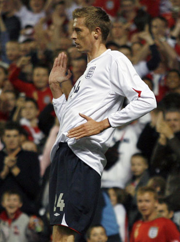 John, I'm only dancing...: Peter Crouch doing the robot
