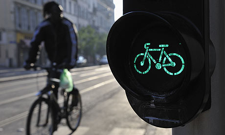 Bike Blog and Spectator : Cyclist by a green bicycle traffic light