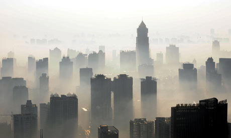 圖為中國武漢籠罩在空氣汙染陰霾之下。空氣汙染是造成全球黯化現象的主要原因。圖片來自：STR/AFP/Getty Images。
