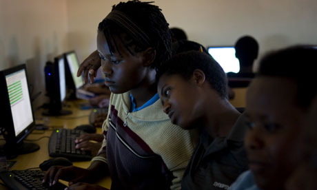 MDG : Broadband in Africa : students participate in computer class, Rwanda